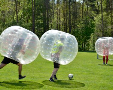Bubble-Football-spielen als Team-Event