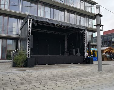 Bühne mit Dach 7x4x4,8m mieten