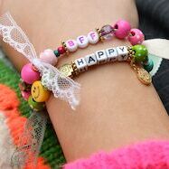 Perlen, Charms und Smileys: Gestalten Sie Gute-Laune-Armbänder