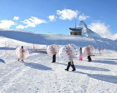 Bubble-Football-spielen im Winter