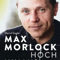 Bernd Siegler und Klaus Schamberger präsentieren Max Morlock