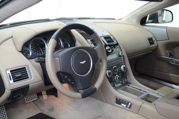 Aston Martin DB 9 Coupé schwarz fahren 