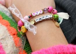 Perlen, Charms und Smileys: Gestalten Sie Gute-Laune-Armbänder