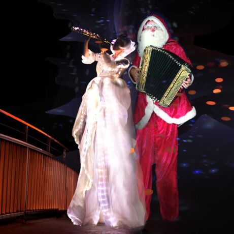 Weihnachtsduett auf Stelzen- Santa Claus und sein Engelchen